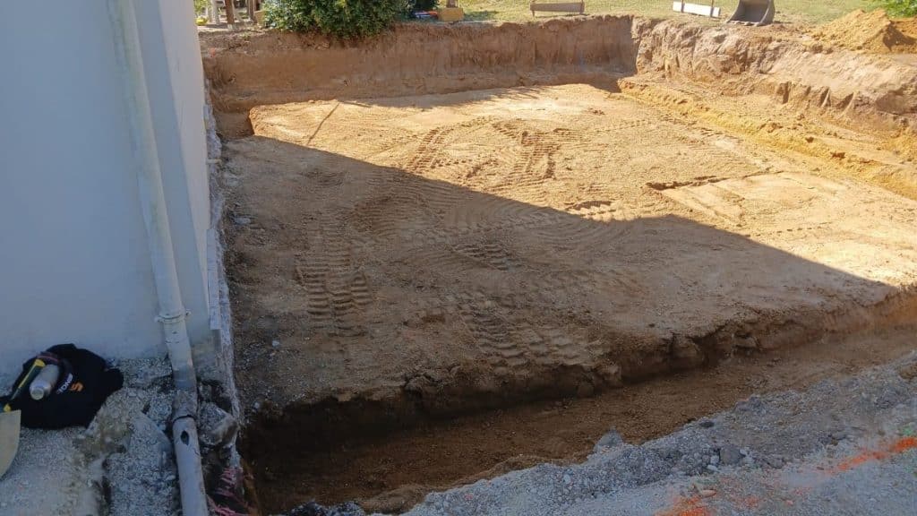 fondation tranché à la pelle pour terrassement pour Kerra Terrassement