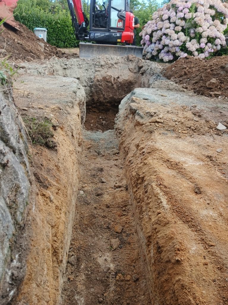 tranché à la pelle pour terrassement pour Kerra Terrassement