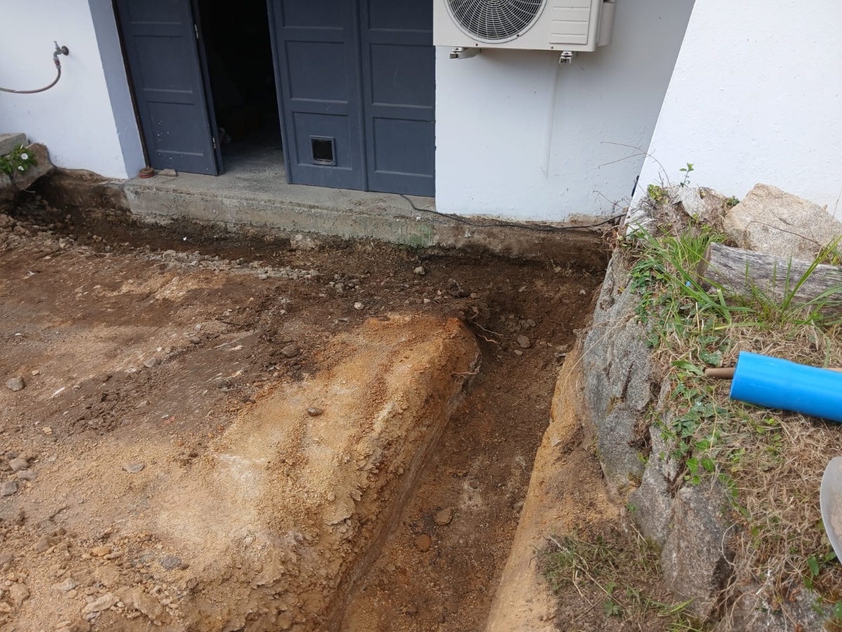 tranché à la pelle pour terrassement pour Kerra Terrassement
