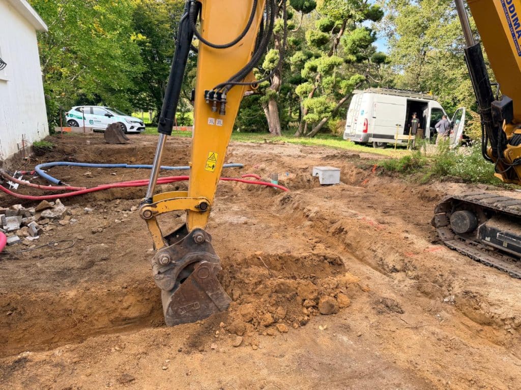 tranché à la pelle pour terrassement pour Kerra Terrassement