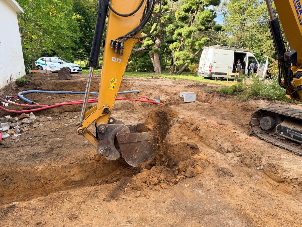 tranché à la pelle pour terrassement pour Kerra Terrassement